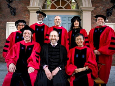 Jennie Chin Hansen、Sylvester James Gates Jr.、Lawrence S. Bacow、Joy Harjo-Sapulpa和Gustavo Adolfo Dudamel Ramirez；John Manning、Alan Garber和Maria Ressa